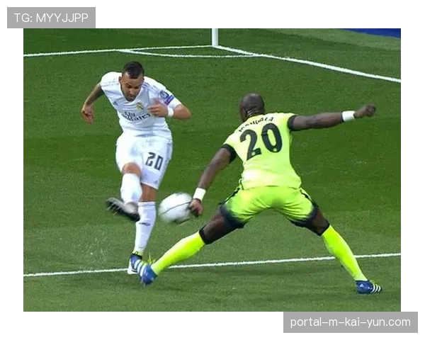 曼城角球进攻中加西亚疑似手球，裁判未予理会引发抗议